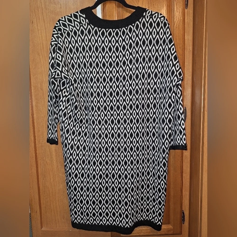 A Charlie Paige back and white geometric design tunic/ Midi t-shirt dres…